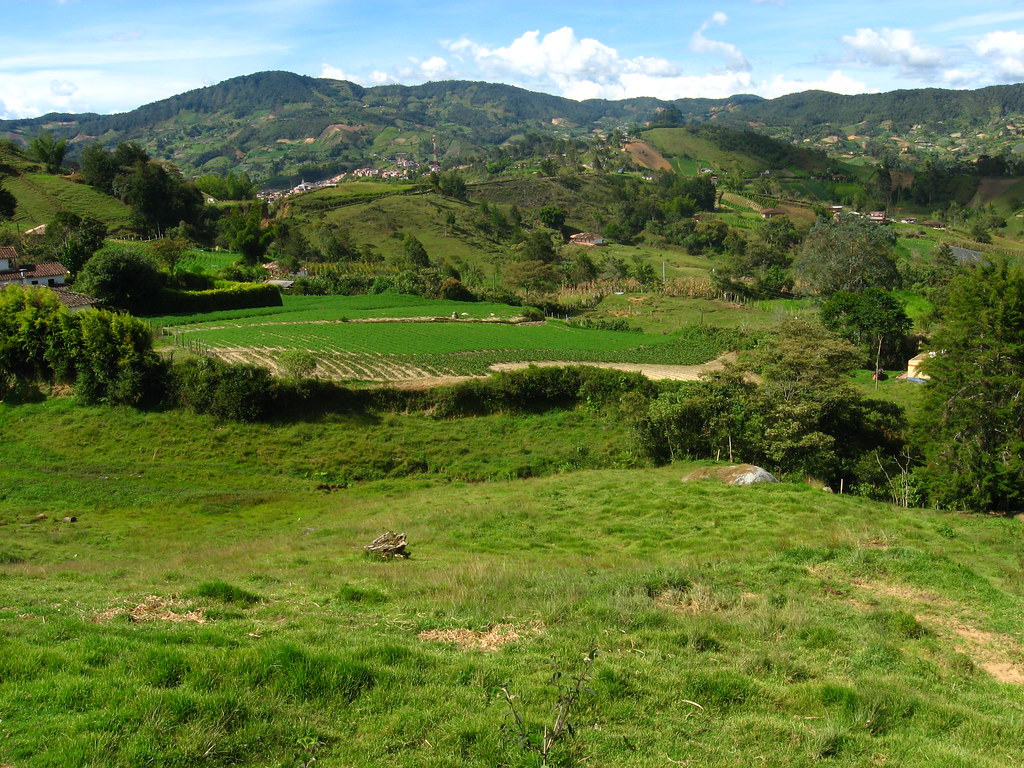 Paisaje rural del Oriente Antioqueño con cultivos y montañas verdes